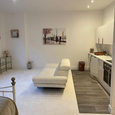 Lovely 1-Bedroom Loft Apartment Above Shop With Free Parking- Long Term Let Available Maldon Extérieur photo