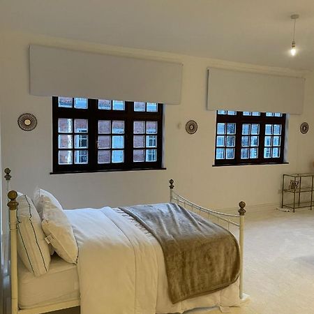 Lovely 1-Bedroom Loft Apartment Above Shop With Free Parking- Long Term Let Available Maldon Extérieur photo