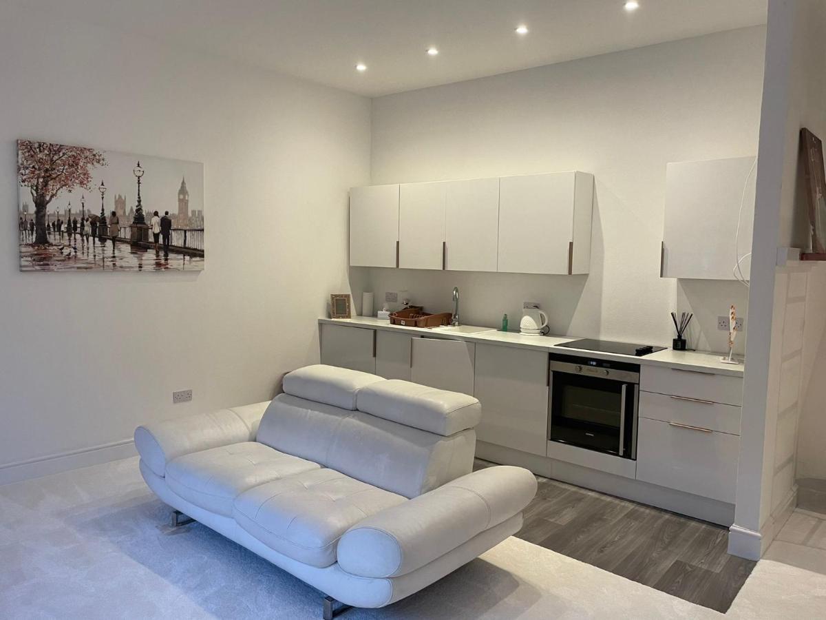 Lovely 1-Bedroom Loft Apartment Above Shop With Free Parking- Long Term Let Available Maldon Extérieur photo
