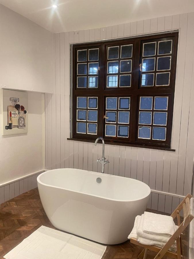 Lovely 1-Bedroom Loft Apartment Above Shop With Free Parking- Long Term Let Available Maldon Extérieur photo